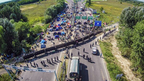 Sem poder entrar na Hungria, refugiados decidem acampar ao longo do lado sérvio da fronteira - Sputnik Brasil