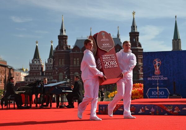 A cerimônia de lançamento de relógios de contagem regressiva na praça Manezhnaya (Moscou) durante comemorações de 1.000 dias até a Copa do Mundo de Futebol 2018 na Rússia - Sputnik Brasil