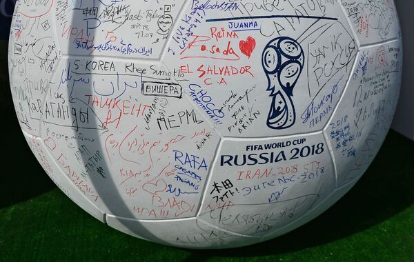 Objeto de arte bola de futebol com autógrafos de fãs de futebol durante comemorações de 1.000 dias até a Copa do Mundo de Futebol 2018 na Rússia. - Sputnik Brasil