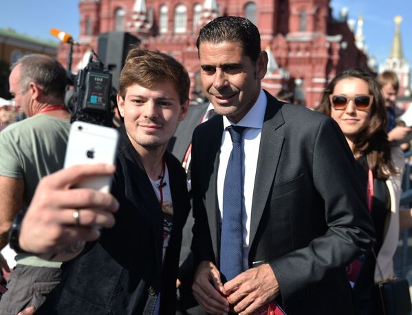 Futebolista espanhol Fernando Hierro tirando selfie com fãs de futebol durante comemorações de 1.000 dias até a Copa do Mundo de Futebol 2018 na Rússia - Sputnik Brasil
