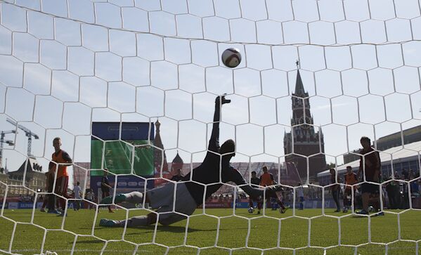 Um goleiro tenta pegar a bola na praça Vermelha (centro de Moscou) no âmbito de eventos dedicadas à comemoração de 1.000 dias até a Copa do Mundo de Futebol 2018 na Rússia - Sputnik Brasil