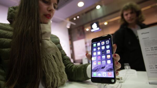 Посетитель московского магазина знакомится с функциями новых смартфонов Apple iPhone 6 и iPhone 6 plus - Sputnik Brasil