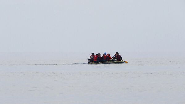 Um grupo de refugiados partiu da Turquia e remou por 10 quilômetros até ser resgatado. - Sputnik Brasil