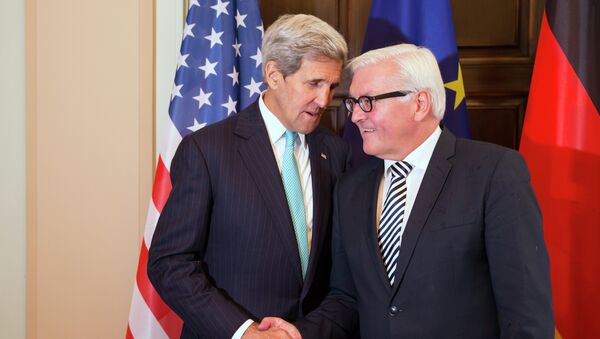 O secretário de Estado norte-americano, John Kerry, e o ministro das Relações Exteriores da Alemanha, Frank Walter Steinmeier, se encontraram em Berlim. - Sputnik Brasil