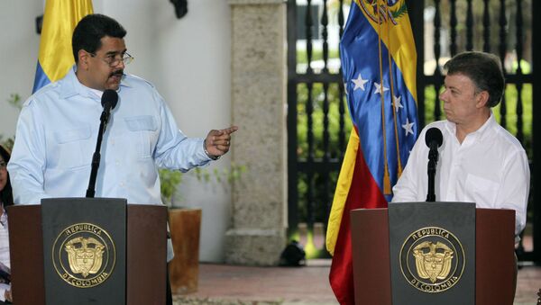 Nicolás Maduro e Juan Manuel Santos se encontraram em Cartagena, na Colômbia, em abril do ano passado. - Sputnik Brasil