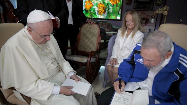 Fidel Castro presenteou o Papa Francisco com livro de Frei Beto. - Sputnik Brasil