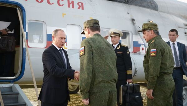 O presidente russo, Vladimir Putin, durante uma visita ao campo de treinamento de Donguz na região de Orenburg. - Sputnik Brasil