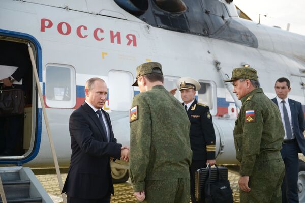 O presidente russo, Vladimir Putin, durante uma visita ao campo de treinamento de Donguz na região de Orenburg. - Sputnik Brasil