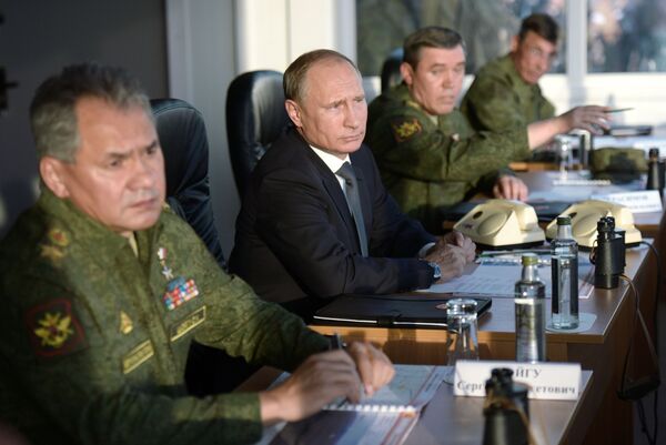 Presidente e Comandante Supremo da Federação da Rússia Vladimir Putin acompanha os exercícios estratégicos Centro-2015 na região de Orenburg. - Sputnik Brasil