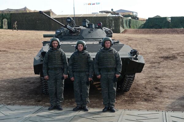 A tripulação do veículo de combate da infantaria durante os exercícios Centro-2015 na região de Orenburg. - Sputnik Brasil