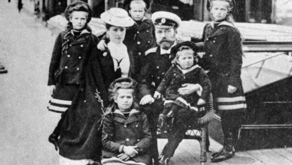 O czar Nicolau II com sua esposa, Alexandra, e seus cinco filhos - Sputnik Brasil
