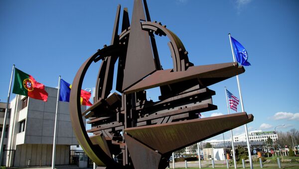 The NATO symbol and flags of the NATO nations outside NATO headquarters in Brussels on Sunday, March 2, 2014 - Sputnik Brasil