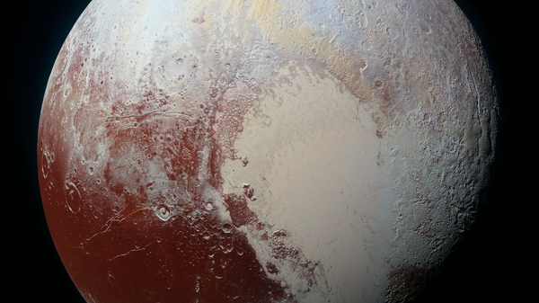 A imagem combina imagens azul, vermelha e infravermelha tiradas pela Câmera Visual Multiespectral de Imagens. Na imagem a superfície do Plutão possui um leque de cores, azul, amarelo, cor de laranja e vermelho.  - Sputnik Brasil