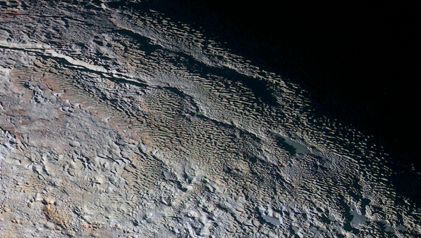 As montanhas de textura esquisita nomeadas informalmente Tartarus Dorsa mostram as cores do planeta anão. - Sputnik Brasil