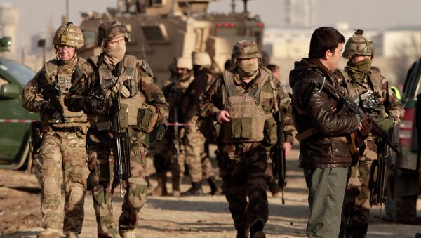Agentes das Forças de Segurança do Afeganistão e os soldados norte-americanos - Sputnik Brasil