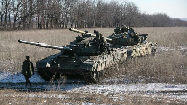 Tanque de independentistas da República Popular de Donetsk no checkpoint da estrada de Vuhlehirsk a Debaltsevo - Sputnik Brasil