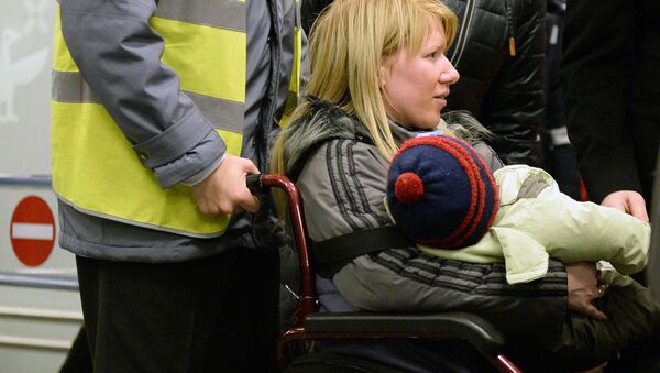 Crianças gravemente doentes de Donbass chegam a Moscou para tratamento - Sputnik Brasil
