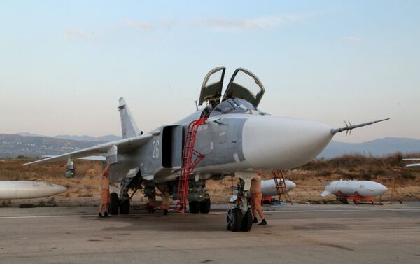 Pessoal técnico militar russo faz manutenção de aviões Su-24 no aeroporto Hmeimim, na Síria - Sputnik Brasil