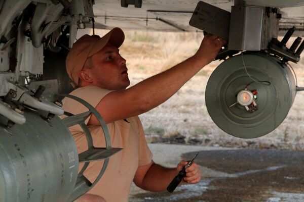 Manutenção de um caça Sukhoi na Síria - Sputnik Brasil