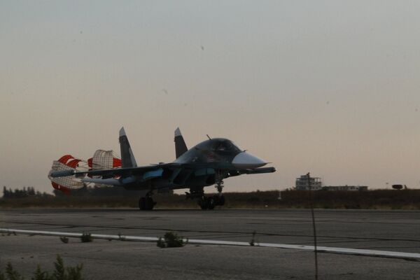 Um Su-34 pousa no aeroporto Hmeimim, na Síria - Sputnik Brasil