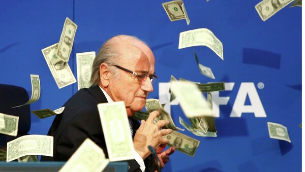BrItish comedian known as Lee Nelson (unseen) throws banknotes at FIFA President Sepp Blatter as he arrives for a news conference after the Extraordinary FIFA Executive Committee Meeting at the FIFA headquarters in Zurich, Switzerland July 20, 2015. - Sputnik Brasil