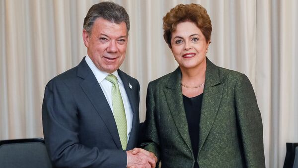 Dilma Rousseff e Juan Manuel Santos em encontro bilateral durante a Cúpula das Américas, em 10 de abril de 2015, no Panamá - Sputnik Brasil