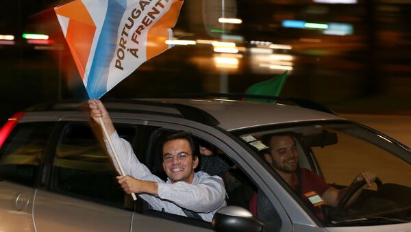 Partidários da coligação Portugal à Frente comemoram a vitória nas eleições do país; - Sputnik Brasil
