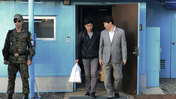 O universitário sul-coreano Joo Won-moon foi liberado pela Coreia do Norte na fronteira. - Sputnik Brasil
