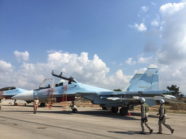 Equipe tática russa no aeródromo de Khmeimim na Síria - Sputnik Brasil