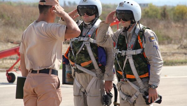 Pilotos militares russos na base aérea de Hmeymim na Síria - Sputnik Brasil