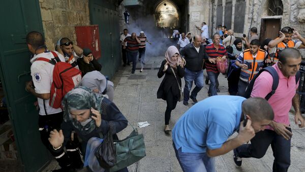 Palestinian protesters run away as Israeli police throw a stun grenade in Jerusalem's Old City September 28, 2015 - Sputnik Brasil