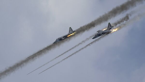 Russian Sukhoi Su-25 Frogfoot ground-attack planes perform during the Aviadarts military aviation competition at the Dubrovichi range near Ryazan, Russia, August 2, 2015 - Sputnik Brasil