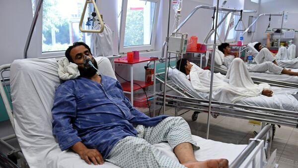 Um membro da MSF ferido durante ataque aéreo dos EUA no hospital em Kunduz recebe tratamento em Cabul, Afeganistão - Sputnik Brasil