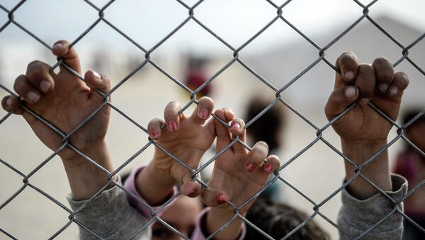 Mãos de crianças curdas sírias em campo de refugiados - Sputnik Brasil