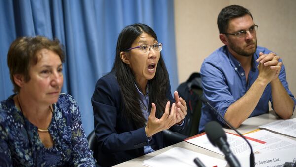 Joanne Liu (centro), presidente internacional da MSF, fala em uma coletiva em Genebra em 7 de outubro sobre o ataque em Kunduz - Sputnik Brasil