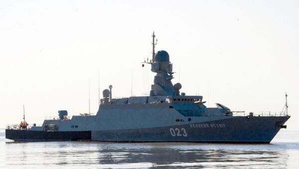 Navio ligeiro equipado com mísseis de cruzeiro Veliky Ustiug durante exercícios navais no mar Cáspio Centro-2015 - Sputnik Brasil