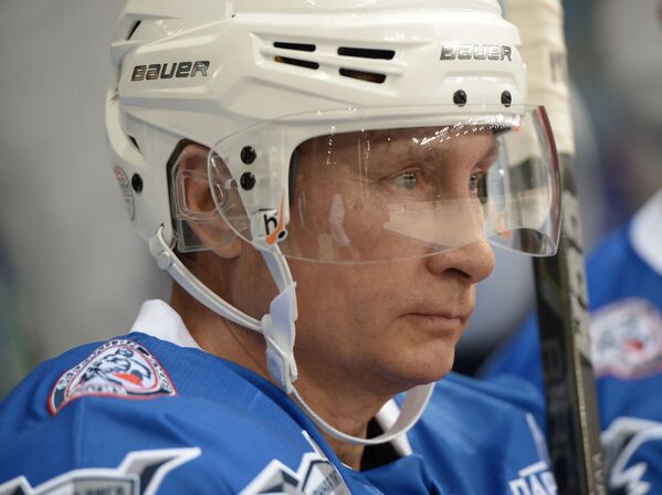 Presidente da Rússia, Vladimir Putin, participa de um jogo de hóquei no gelo - Sputnik Brasil