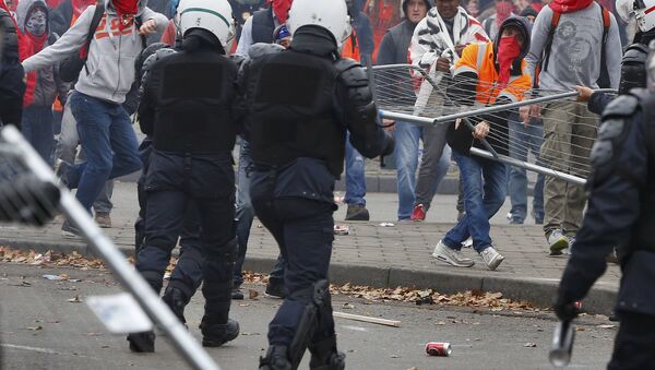 Manifestantes em confronto com a polícia em Bruxelas - Sputnik Brasil