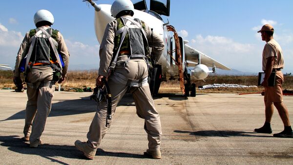 Pilotos russos ao lado de um caça Su-24 na Síria - Sputnik Brasil