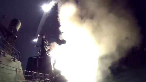 Navios da Frota do mar Cáspio estão lançando míseis de cruzeiro contra as posicões do Estado Islâmico na Síria, 7 de outubro de 2015 - Sputnik Brasil