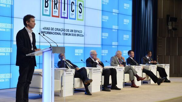 Participantes do fórum “Para a Criação de um Espaço de Informação Comum aos Países BRICS”, 8 de outubro de 2015 - Sputnik Brasil