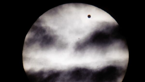 Ponto negro é o planeta Vênus. Hungria. 2012 - Sputnik Brasil