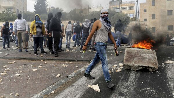 Confrontos entre jovens palestinos e polícia israelense em Jerusalém Oriental - Sputnik Brasil