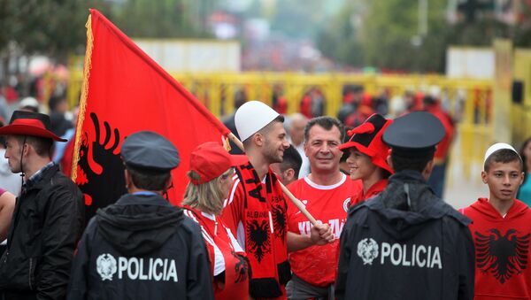 Forças policiais albanesas guargam espaço em frente do estádio de Elbasan, Albânia, 8 de outubro de 2015 - Sputnik Brasil
