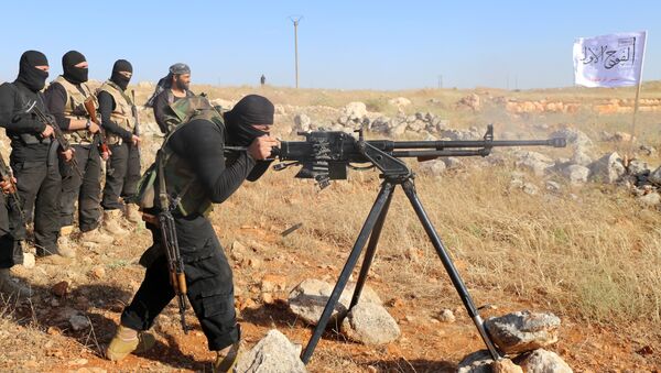 Rebeldes do Primeiro Batalhão sob o grupo de oposição Exército Livre da Síria participam de treinamento militar em 10 de junho de 2015, nos arredores de Aleppo. - Sputnik Brasil