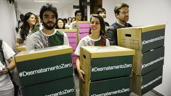 Artistas e representantes de movimentos sociais entregam as assinaturas de apoio ao projeto Desmatamento Zero no Congresso Nacional - Sputnik Brasil