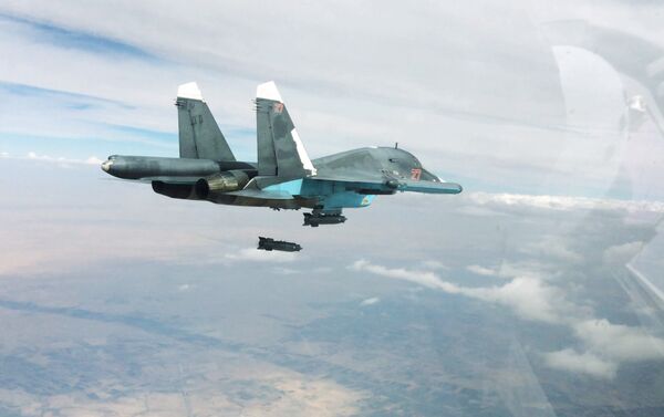 Caça-bombardeiro Su-34 durante lançamento de ataque aéreo nas províncias de Raqqa e Aleppo na Síria - Sputnik Brasil