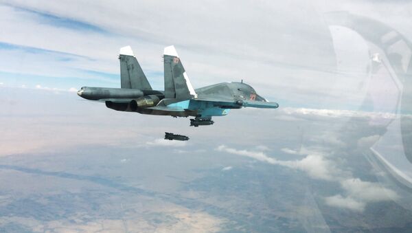 Caça russo Su-34 em missão na Síria - Sputnik Brasil