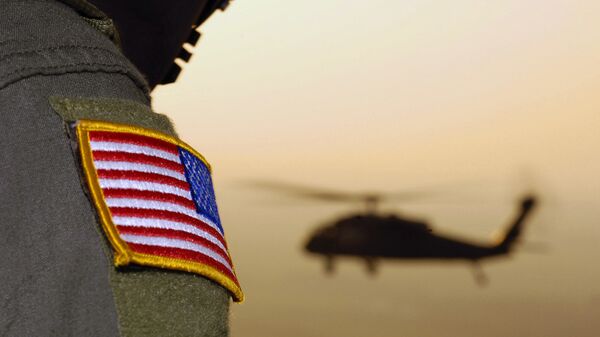 Bandeira americana de oficial do exército americano com um helicóptero UH-60A Black Hawk ao fundo - Sputnik Brasil
