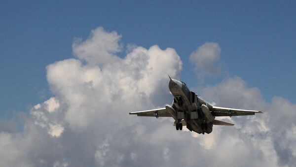 Caça russo Su-24 decola da base aérea de Latakia, na Síria - Sputnik Brasil